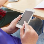 Zakážu používanie smartfónov študentom aj u nás?
